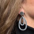 Dubbele ovale buffelhoorn oorbellen. Geborstelde finish in grijstonen. Lichtgewicht.