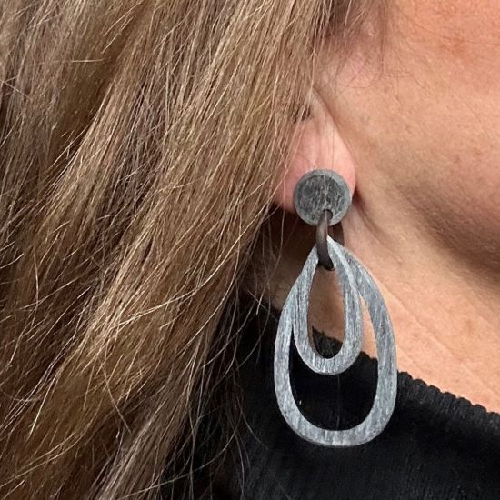 Dubbele ovale buffelhoorn oorbellen. Geborstelde finish in grijstonen. Lichtgewicht.