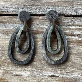 Dubbele ovale buffelhoorn oorbellen. Geborstelde finish in grijstonen. Lichtgewicht.