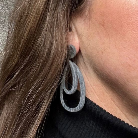 Dubbele ovale buffelhoorn oorbellen. Geborstelde finish in grijstonen. Lichtgewicht.