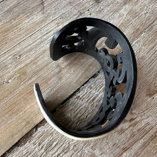 Sierlijk bewerkte buffelhoorn armband. Hoogte 5.5cm, Matte finish. Zeer licht van gewicht.