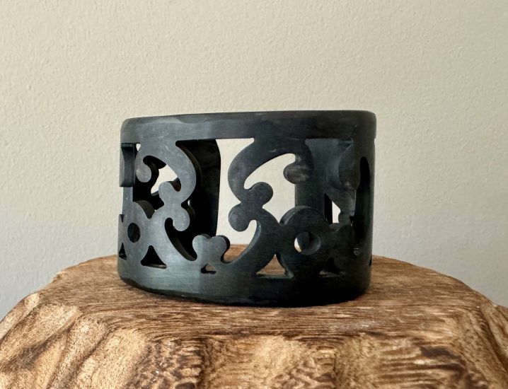 Sierlijk bewerkte buffelhoorn armband. Hoogte 5.5cm, Black matte finish. Zeer licht van gewicht.