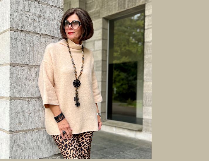 Sierlijk bewerkte buffelhoorn armband. Hoogte 5.5cm, Black matte finish. Zeer licht van gewicht.