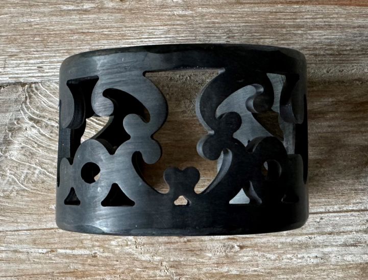 Sierlijk bewerkte buffelhoorn armband. Hoogte 5.5cm, Black matte finish. Zeer licht van gewicht.