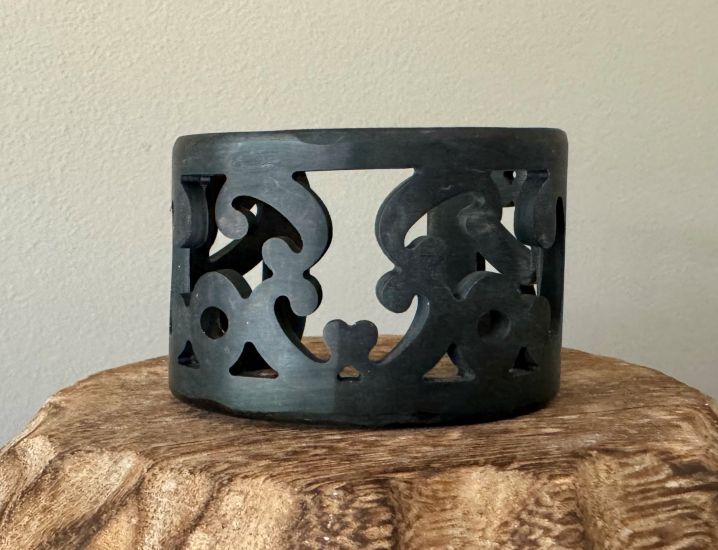 Sierlijk bewerkte buffelhoorn armband. Hoogte 5.5cm, Black matte finish. Zeer licht van gewicht.