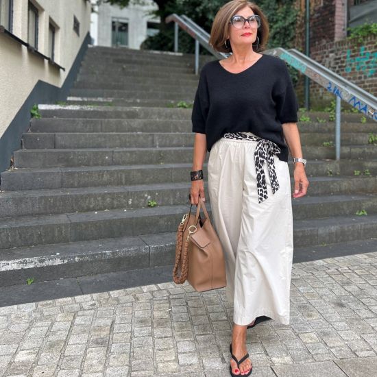 Sierlijk bewerkte buffelhoorn armband. Hoogte 5.5cm, Black matte finish. Zeer licht van gewicht.