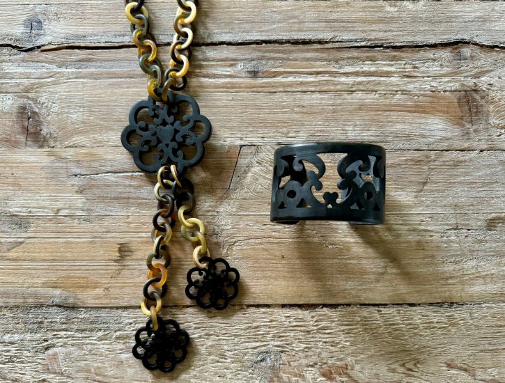 Sierlijk bewerkte buffelhoorn armband. Hoogte 5.5cm, Black matte finish. Zeer licht van gewicht.