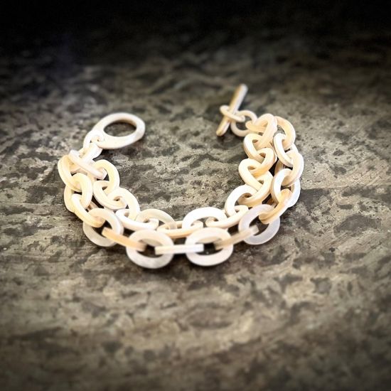 Buffelhoorn schakelarmband, 2 rijen. Lichte tinten, Matte finish