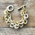 Buffelhoorn schakelarmband, 2 rijen. Lichte tinten, Matte finish
