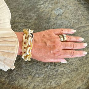 Buffelhoorn schakelarmband, 2 rijen. Lichte tinten. Matte finish