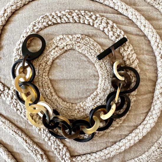 Buffelhoorn schakelarmband met dubbele ringen. Gevarieerde tinten, matte finish.