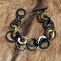 Buffelhoorn schakelarmband met dubbele ringen. Gevarieerde tinten, matte finish.