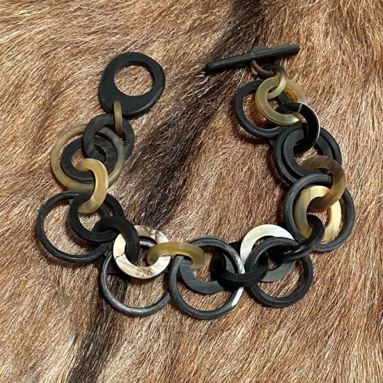 Buffelhoorn schakelarmband met dubbele ringen. Gevarieerde tinten, matte finish.