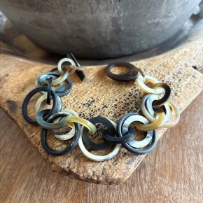 Buffelhoorn schakelarmband met dubbele ringen. Gevarieerde tinten, matte finish.