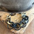 Buffelhoorn schakelarmband met dubbele ringen. Gevarieerde tinten, matte finish.
