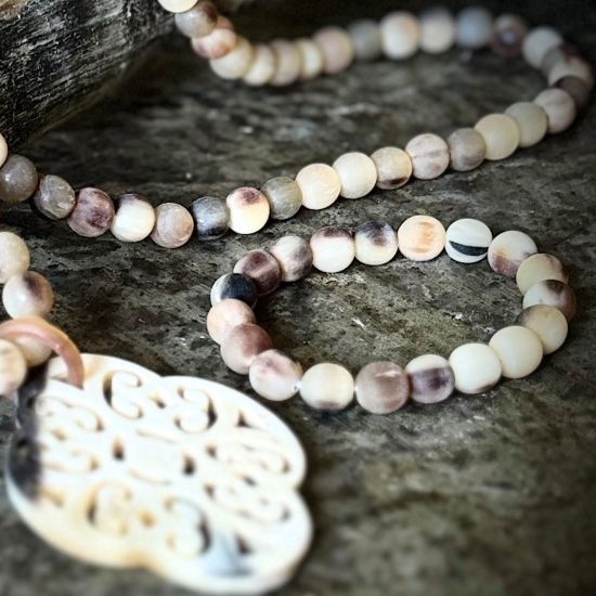 Buffelhoorn kralencollier in matte lichte tonen. Matte finish, Lengte 117 cm.
