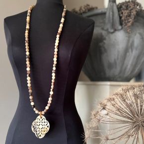 Buffelhoorn kralencollier in matte lichte tonen. Matte finish, Lengte 117 cm.
