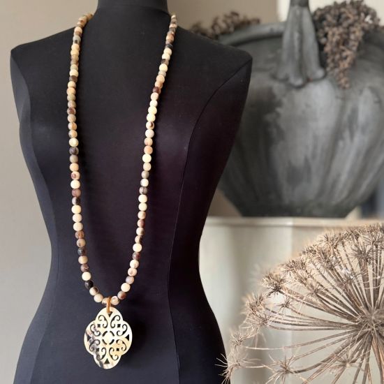 Buffelhoorn kralencollier in matte lichte tonen. Matte finish, Lengte 117 cm.