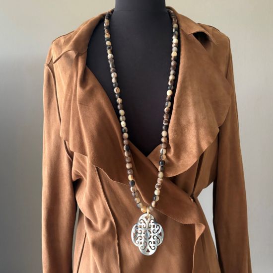 Buffelhoorn kralencollier in donkere tinten. Mat. Lengte 114 cm.