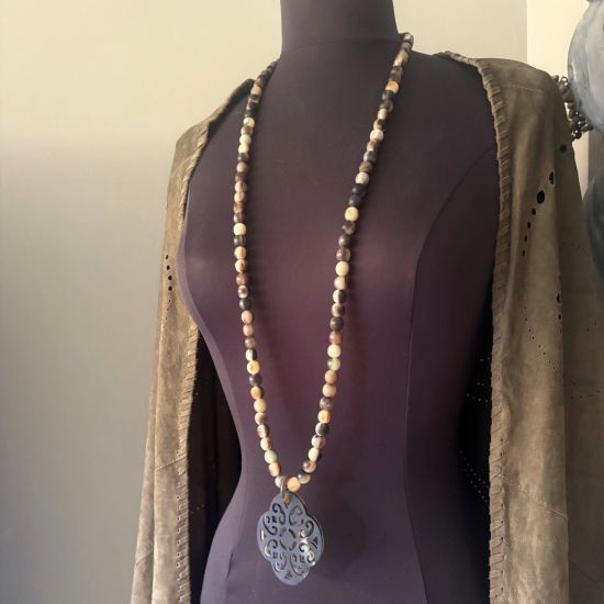 Buffelhoorn kralencollier in donkere tinten. Mat. Lengte 114 cm.