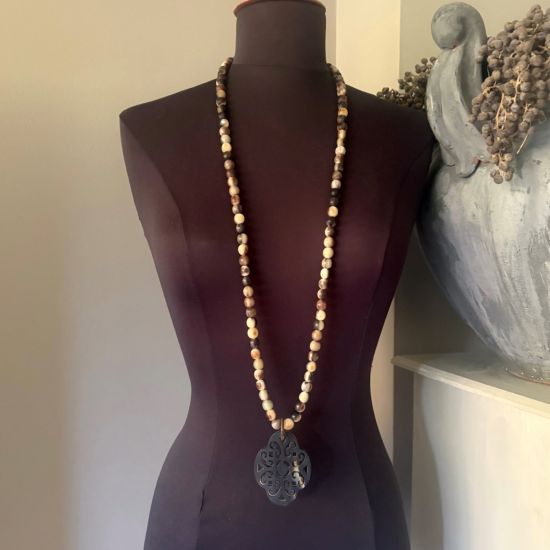 Buffelhoorn kralencollier in donkere tinten. Mat. Lengte 114 cm.