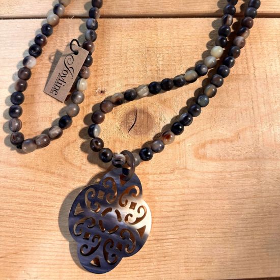 Buffelhoorn kralencollier in donkere tinten. Mat. Lengte 114 cm.