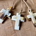 Handgemaakte hanger buffelhoorn met 2 kruizen, max lengte kruis 8 cm, Gevarieerde tinten. Matte finish. Lichtgewicht. Koord 115cm