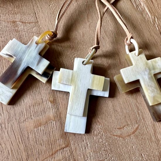 Handgemaakte hanger buffelhoorn met 2 kruizen, max lengte kruis 8 cm, Gevarieerde tinten. Matte finish. Lichtgewicht. Koord 115cm