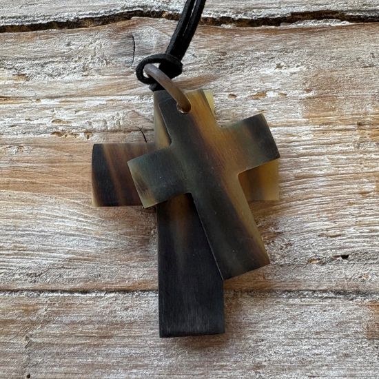 Handgemaakte hanger buffelhoorn met 2 kruizen, max lengte kruis 8 cm, Gevarieerde tinten. Matte finish. Lichtgewicht. Koord 115cm