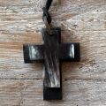Handgemaakte hanger buffelhoorn met 2 kruizen, max lengte kruis 8 cm, Gevarieerde tinten. Matte finish. Lichtgewicht. Koord 115cm