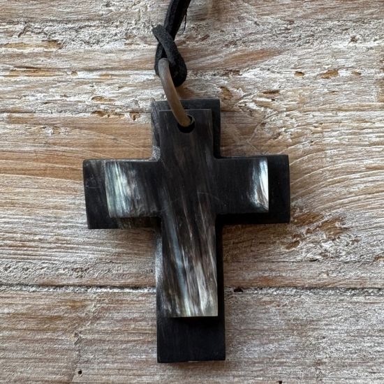 Handgemaakte hanger buffelhoorn met 2 kruizen, max lengte kruis 8 cm, Gevarieerde tinten. Matte finish. Lichtgewicht. Koord 115cm