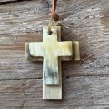 Handgemaakte hanger buffelhoorn met 2 kruizen, max lengte kruis 8 cm, Gevarieerde tinten. Matte finish. Lichtgewicht. Koord 115cm