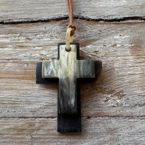 Handgemaakte hanger buffelhoorn met 2 kruizen, max lengte kruis 8 cm, Gevarieerde tinten. Matte finish. Lichtgewicht. Koord 115cm