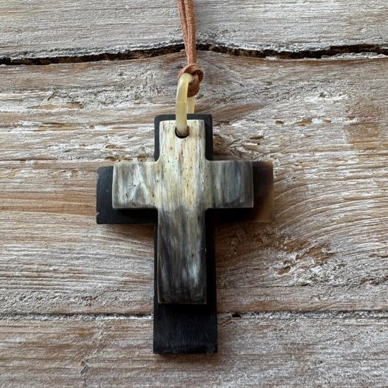 Handgemaakte hanger buffelhoorn met 2 kruizen, max lengte kruis 8 cm, Gevarieerde tinten. Matte finish. Lichtgewicht. Koord 115cm