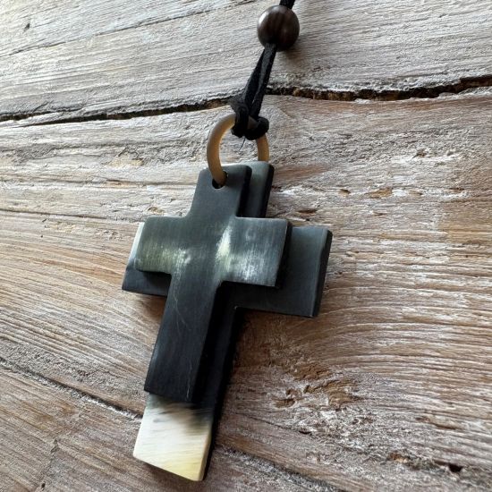 Handgemaakte hanger buffelhoorn met 2 kruizen, max lengte kruis 8 cm, Gevarieerde tinten. Matte finish. Lichtgewicht. Koord 115cm