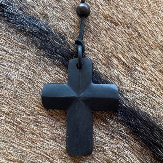 Handgemaakte buffelhoorn facetgeslepen kruis, in het mat zwart.  Lengte kruis 6 cm, koord 115cm. Lichtgewicht.