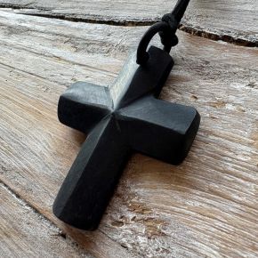 Handgemaakte buffelhoorn facetgeslepen kruis, in het mat zwart. Lengte kruis 6 cm, koord 115cm. Lichtgewicht.