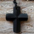 Handgemaakte buffelhoorn facetgeslepen kruis, in het mat zwart.  Lengte kruis 6 cm, koord 115cm. Lichtgewicht.