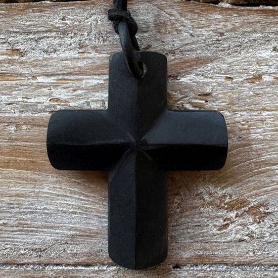 Handgemaakte buffelhoorn facetgeslepen kruis, in het mat zwart.  Lengte kruis 6 cm, koord 115cm. Lichtgewicht.