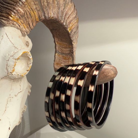 Buffelhoorn armbandenset 7 stuks, polkadotjes. Glans finish. Zeer licht in gewicht.