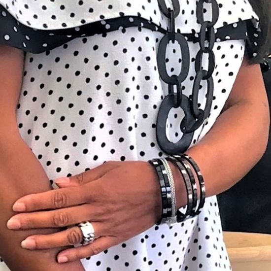 Buffelhoorn armbandenset 7 stuks, polkadotjes. Glans finish. Zeer licht in gewicht.