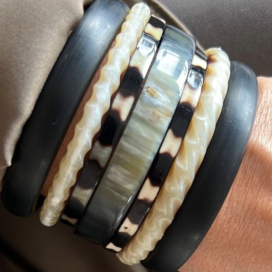 Buffelhoorn armbandenset 7 stuks, polkadotjes. Glans finish. Zeer licht in gewicht.