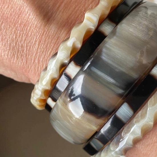 Buffelhoorn armbandenset 7 stuks, polkadotjes. Glans finish. Zeer licht in gewicht.