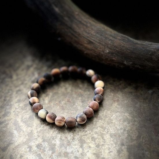 Prachtige kralenarmband van buffelhoorn, Superstoer en vederlicht, donker getinte kleuren, lengte 22cm.