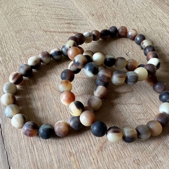 Prachtige kralenarmband van buffelhoorn, Superstoer en vederlicht, donker getinte kleuren, lengte 22cm.