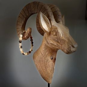 Prachtige kralenarmband van buffelhoorn, Superstoer en vederlicht, licht getinte kleuren, lengte 21cm.