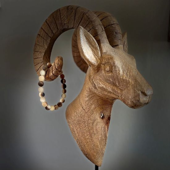 Prachtige kralenarmband van buffelhoorn, Superstoer en vederlicht, licht getinte kleuren, lengte 21cm.