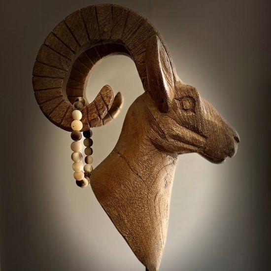 Prachtige kralenarmband van buffelhoorn, Superstoer en vederlicht, licht getinte kleuren, lengte 21cm.