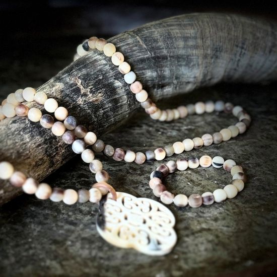 Prachtige kralenarmband van buffelhoorn, Superstoer en vederlicht, licht getinte kleuren, lengte 21cm.