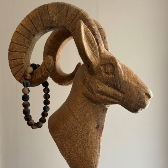 Prachtige kralenarmband van buffelhoorn, Superstoer en vederlicht, donker getinte kleuren, lengte 20cm.